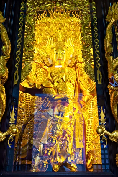 Gouden Boeddha in tempel — Stockfoto