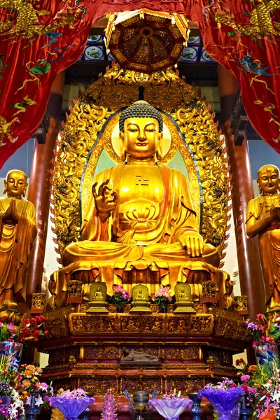 Zlatý buddha v chrámu — Stock fotografie