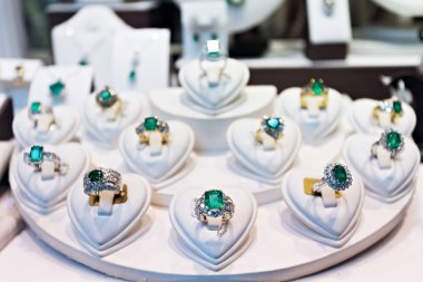 yüzük altın piyasada değerli taşlar ile 