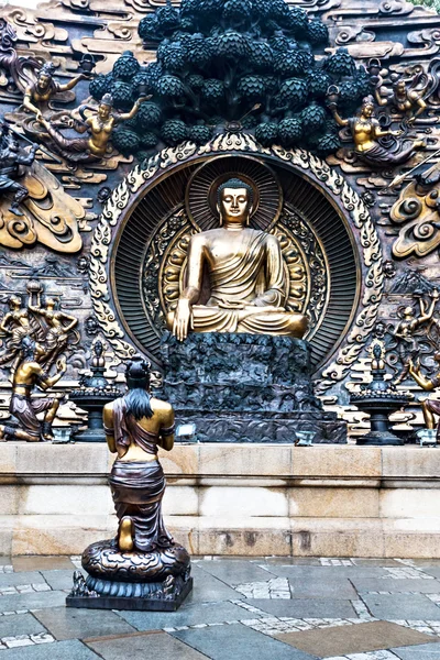 Hliníkové buddha v chrámu — Stock fotografie