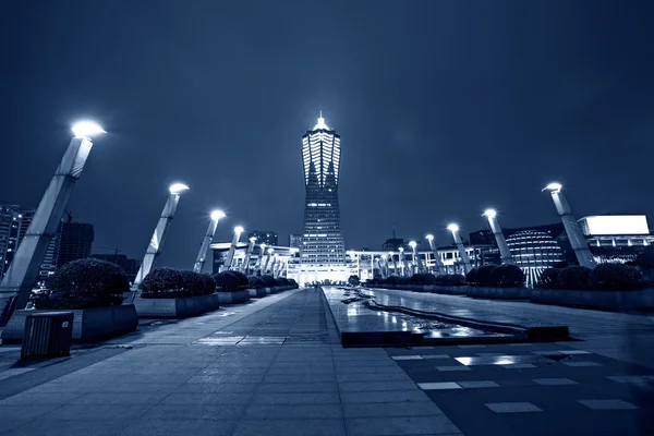 Современные здания города ночью — стоковое фото