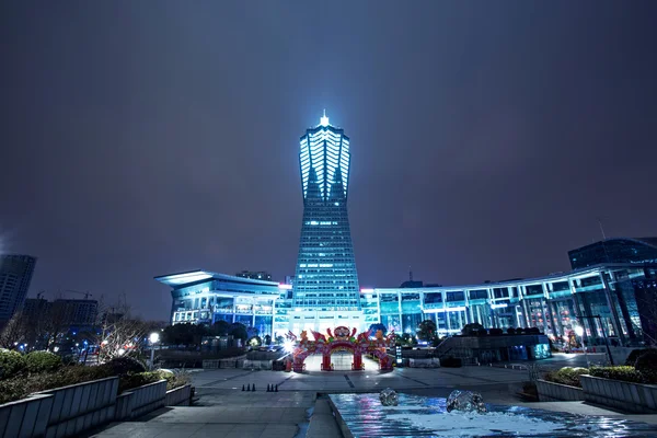 Edificios modernos de la ciudad por la noche —  Fotos de Stock