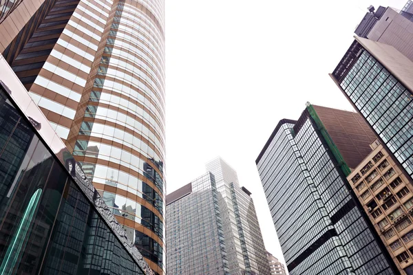 Silhuetas de vidro modernas de arranha-céus na cidade — Fotografia de Stock