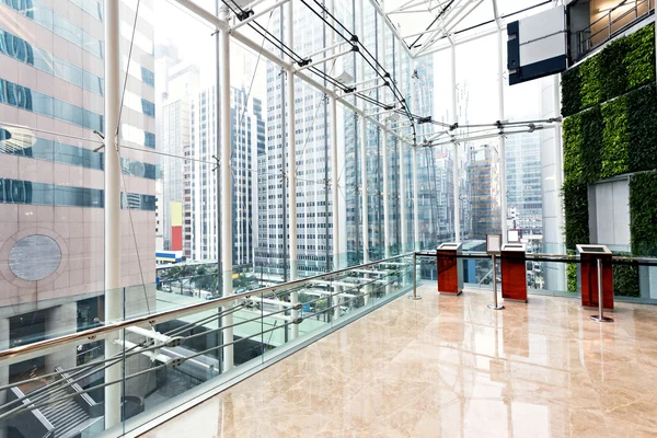 Leere Halle im modernen Bürogebäude. — Stockfoto