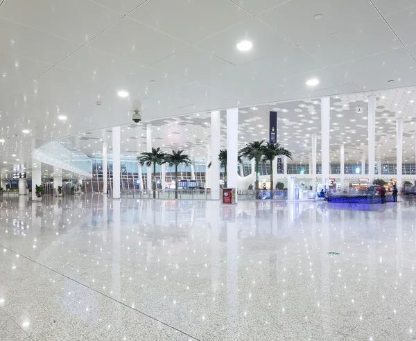 Moderna sala de espera terminal do aeroporto — Fotografia de Stock