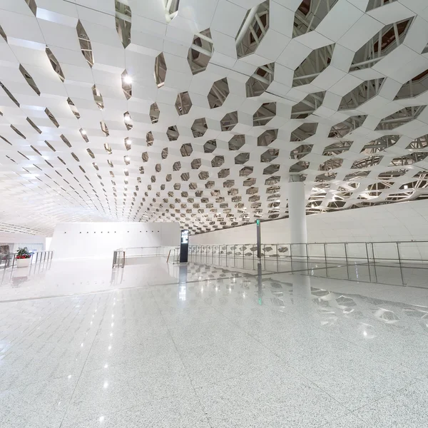 Salão branco no aeroporto — Fotografia de Stock