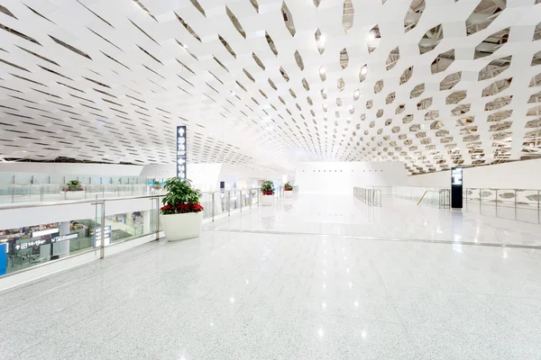 Edifício internacional do aeroporto interior — Fotografia de Stock