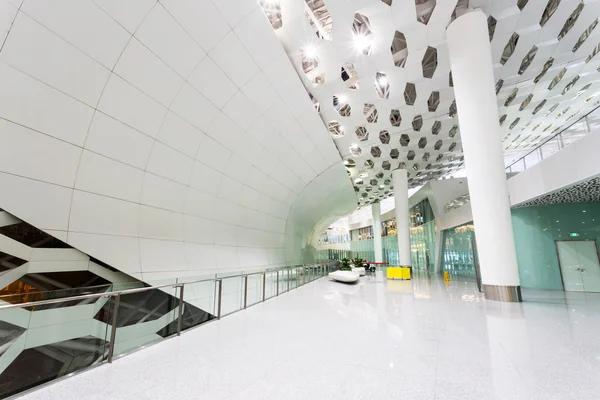 Edifício internacional do aeroporto interior — Fotografia de Stock