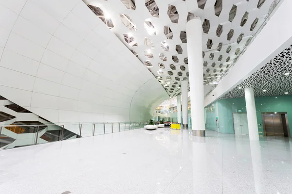 Internationella flygplatsen byggnaden interiör — Stockfoto