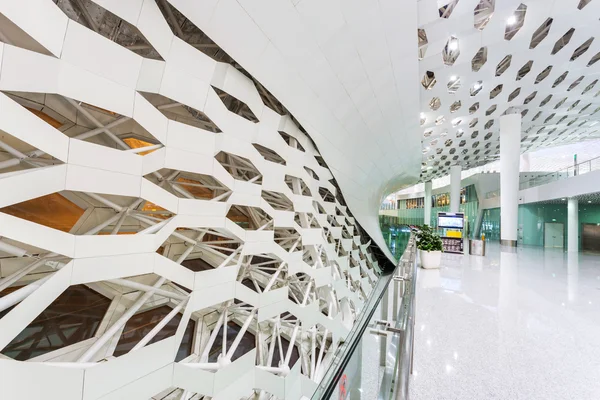 Edifício internacional do aeroporto interior — Fotografia de Stock