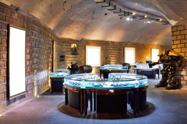 şarap mahzeni şarap şişesi ve gözlük 