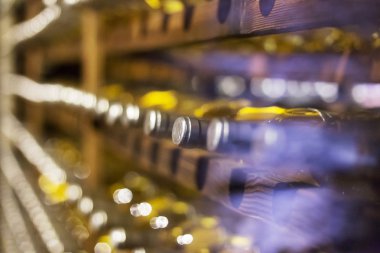 şarap mahzeni şarap şişesi dolu 