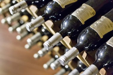 şarap mahzeni şarap şişesi dolu 