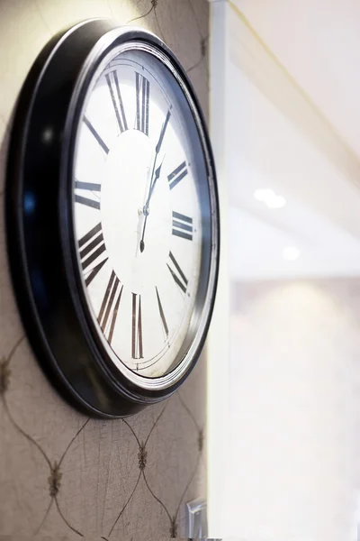 Moderne woonkamer met een klok in de muur — Stockfoto