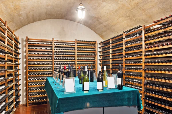 Cave à vin avec bouteille de vin et verres — Photo