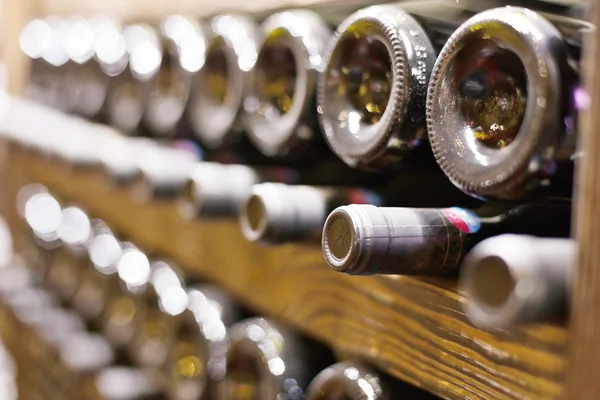 ห้องใต้ดินไวน์เต็มไปด้วยขวดไวน์ — ภาพถ่ายสต็อก