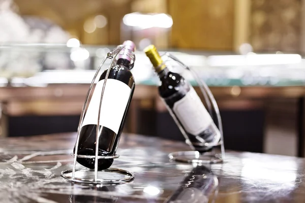Şarap mahzeni şarap şişesi dolu — Stok fotoğraf