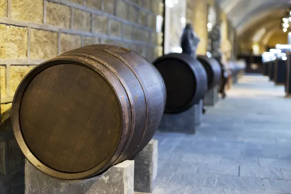 Wijnkelder vol wijnflessen — Stockfoto