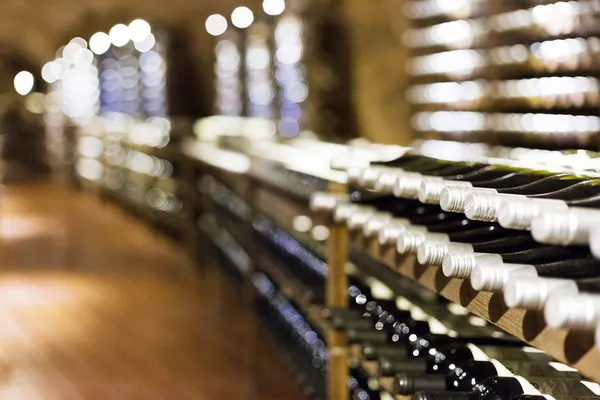 ห้องใต้ดินไวน์เต็มไปด้วยขวดไวน์ — ภาพถ่ายสต็อก