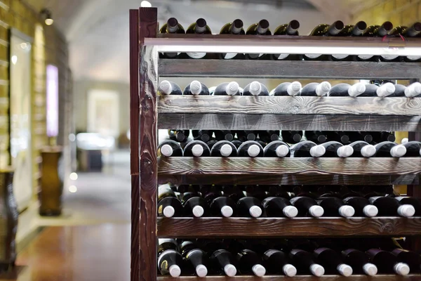 Bodega llena de botellas de vino — Foto de Stock