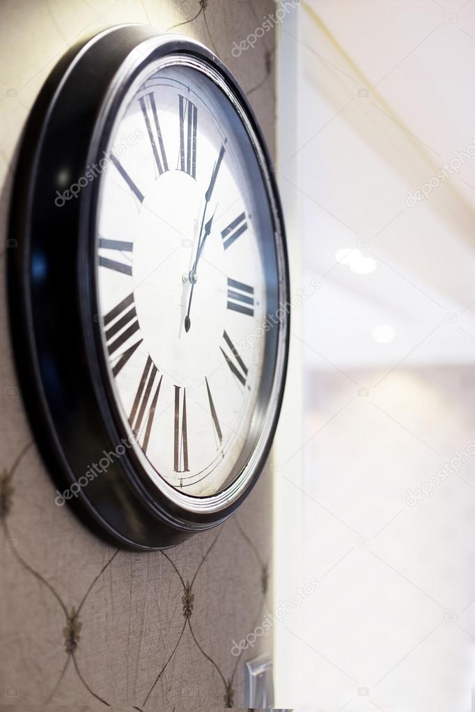 modernen Wohnzimmer mit einer Uhr in der Wand — Stockfoto ... modernen Wohnzimmer mit einer Uhr in der Wand — Stockfoto ...