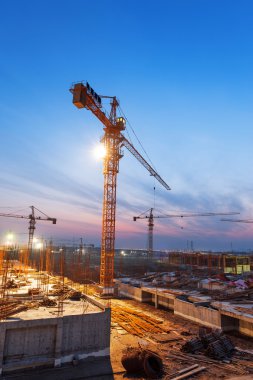 gün batımı ile yapım aşamasında binalar