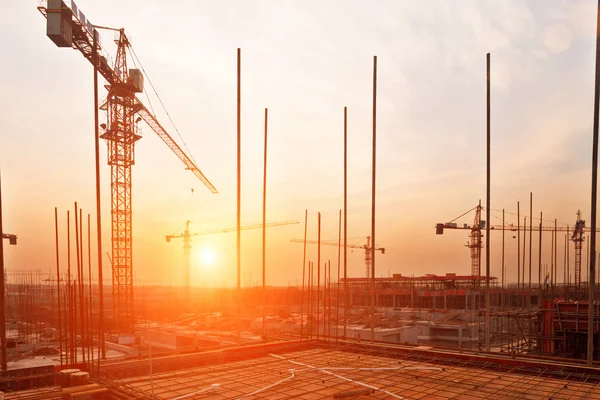 Edificios en construcción con puesta de sol — Foto de Stock