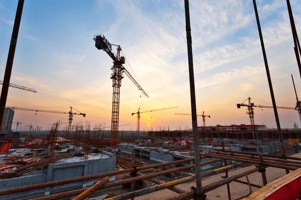 Bâtiments en construction avec coucher de soleil — Photo