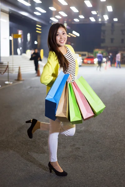 Fotografie mladých radostné ženy s nákupní tašky — Stock fotografie