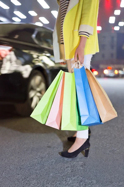 Foto de jovem mulher alegre com sacos de compras — Fotografia de Stock