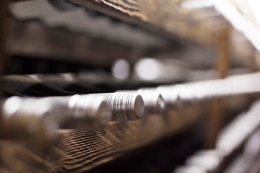 şarap mahzeni şarap şişesi dolu 