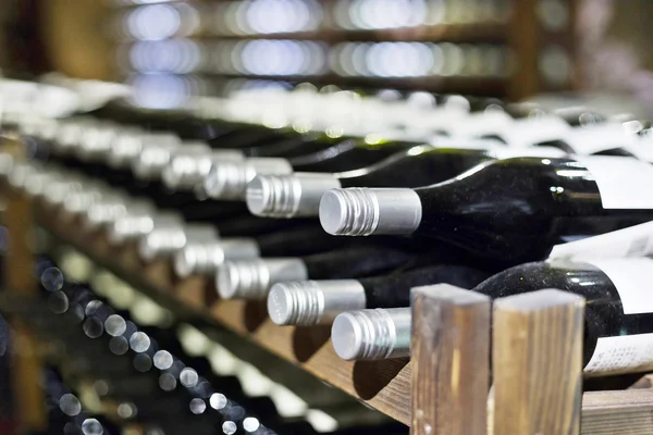Vinkällaren full med vinflaskor — Stockfoto