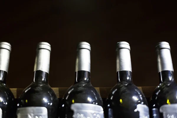 Bodega llena de botellas de vino — Foto de Stock