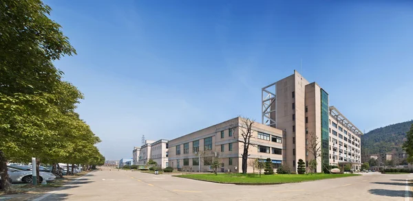 Vista lateral del edificio de oficinas con estacionamiento — Foto de Stock