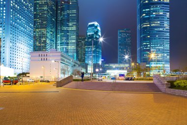 Modern şehrin gece sahnesi
