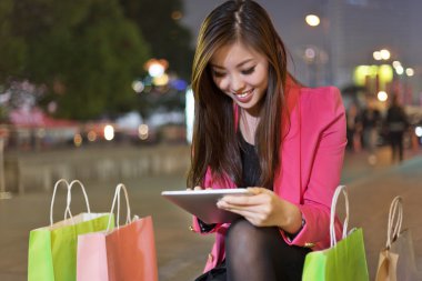 Alışveriş ve tablet Pc kullanma mutlu kadın