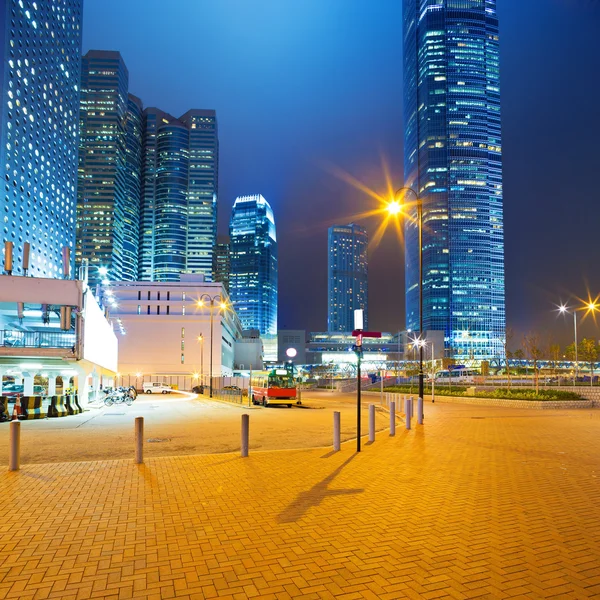 Escena nocturna de la ciudad moderna — Foto de Stock