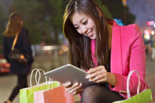 Mujer feliz comprando y sosteniendo bolsas chica — Foto de Stock