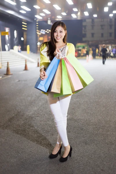 Feliz mulher compras e segurando sacos menina — Fotografia de Stock