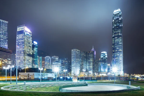 Praça com noite moderno edifício fundo — Fotografia de Stock