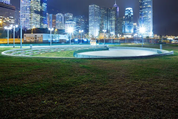 Cena moderna da cidade com gramado — Fotografia de Stock