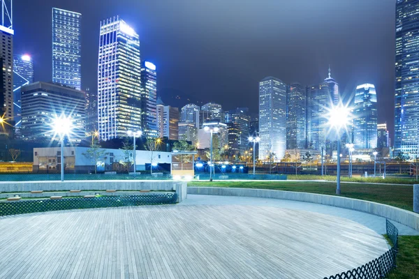 Plaza con noche moderno edificio de fondo —  Fotos de Stock