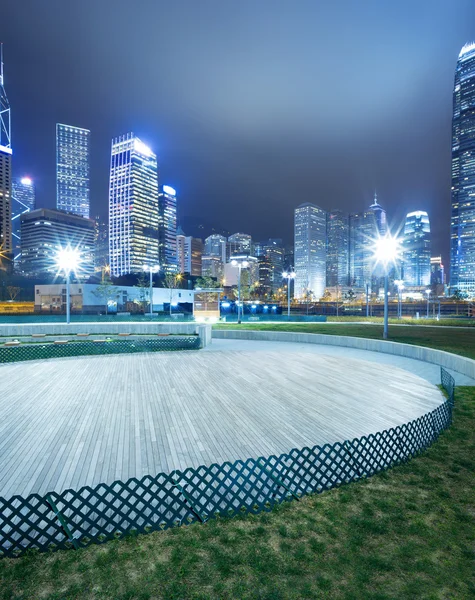 Praça com noite moderno edifício fundo — Fotografia de Stock