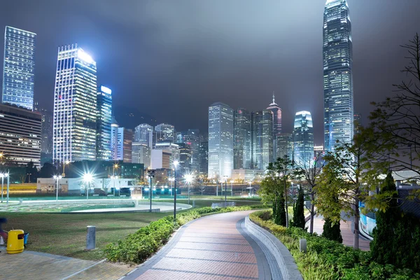 Chemin de ville dans la nuit — Photo