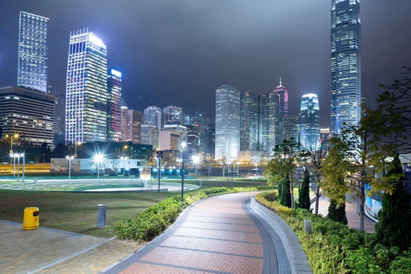 Chemin de ville dans la nuit — Photo