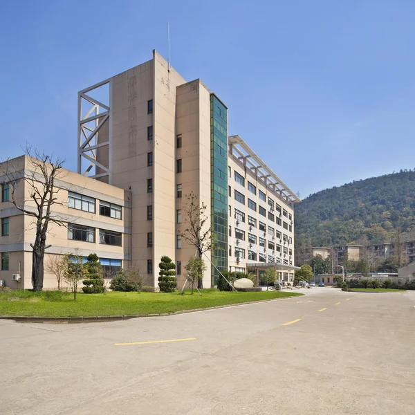 Vista lateral del edificio de oficinas con estacionamiento —  Fotos de Stock