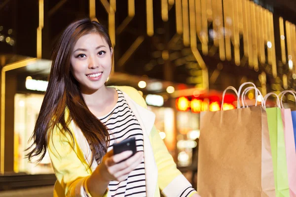 Feliz mulher compras e segurando sacos — Fotografia de Stock