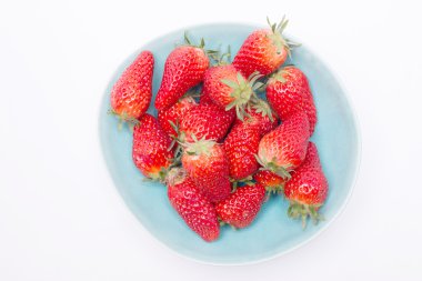 Beyaz arka plan üzerinde izole kase taze çilek 