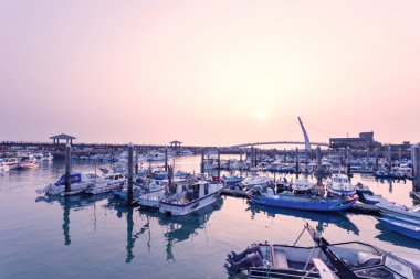 gün batımında Yatlar ile liman 