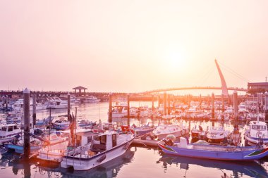 gün batımında Yatlar ile liman 